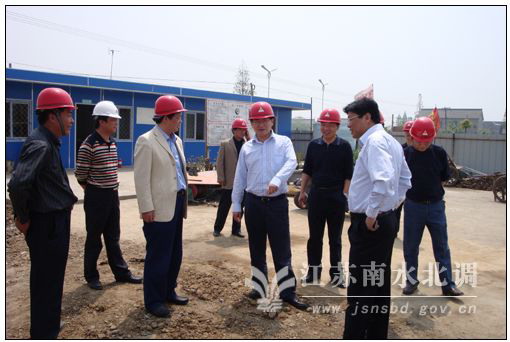 江苏省水利厅 工程动态 张劲松赴工地慰问南水北调