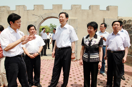 本站讯 6月7日—8日,省长李学勇在江都,高邮,洪泽等地考察时指出,水利