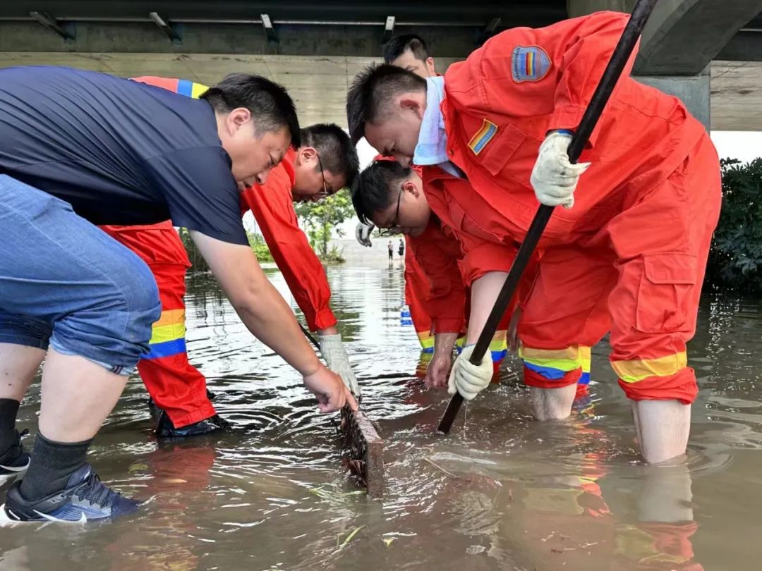 省水利搶險隊馳援揚州排除澇水